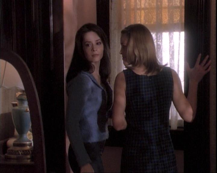 Charmed-Online-dot-net_109TheWitchIsBack1066.jpg