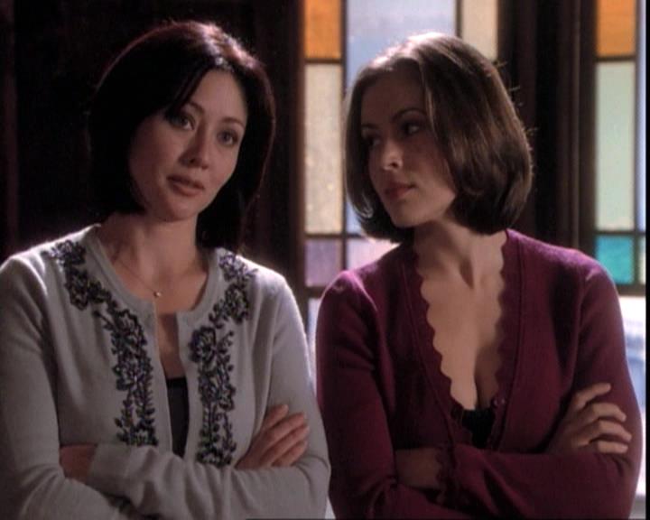 Charmed-Online-dot-net_109TheWitchIsBack1391.jpg