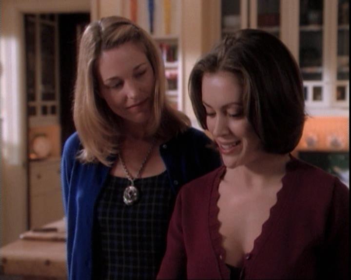 Charmed-Online-dot-net_109TheWitchIsBack1445.jpg