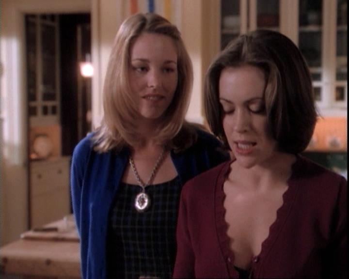 Charmed-Online-dot-net_109TheWitchIsBack1452.jpg