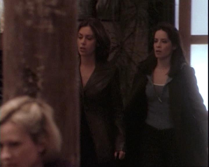 Charmed-Online-dot-net_109TheWitchIsBack1541.jpg