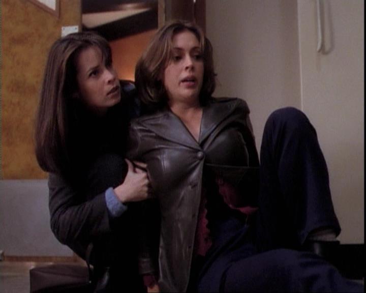 Charmed-Online-dot-net_109TheWitchIsBack1577.jpg