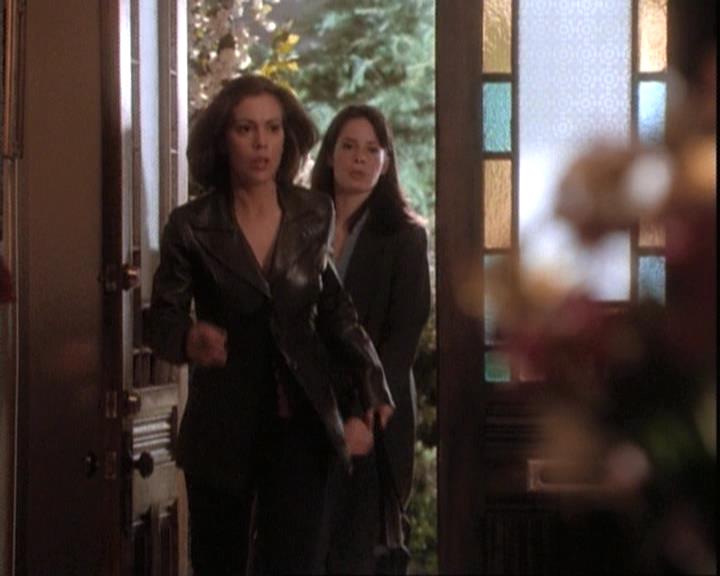 Charmed-Online-dot-net_109TheWitchIsBack1816.jpg