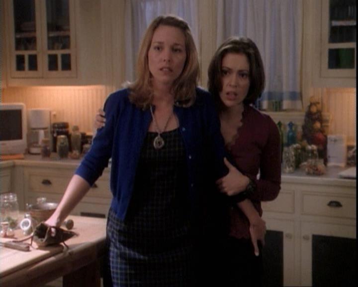 Charmed-Online-dot-net_109TheWitchIsBack2046.jpg