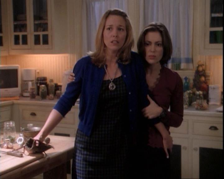 Charmed-Online-dot-net_109TheWitchIsBack2050.jpg