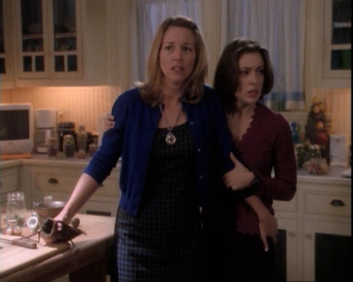 Charmed-Online-dot-net_109TheWitchIsBack2052.jpg