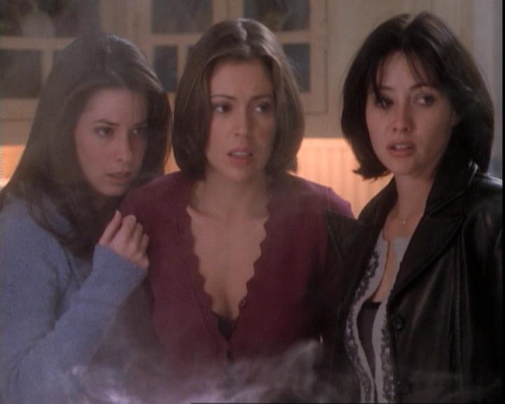 Charmed-Online-dot-net_109TheWitchIsBack2090.jpg