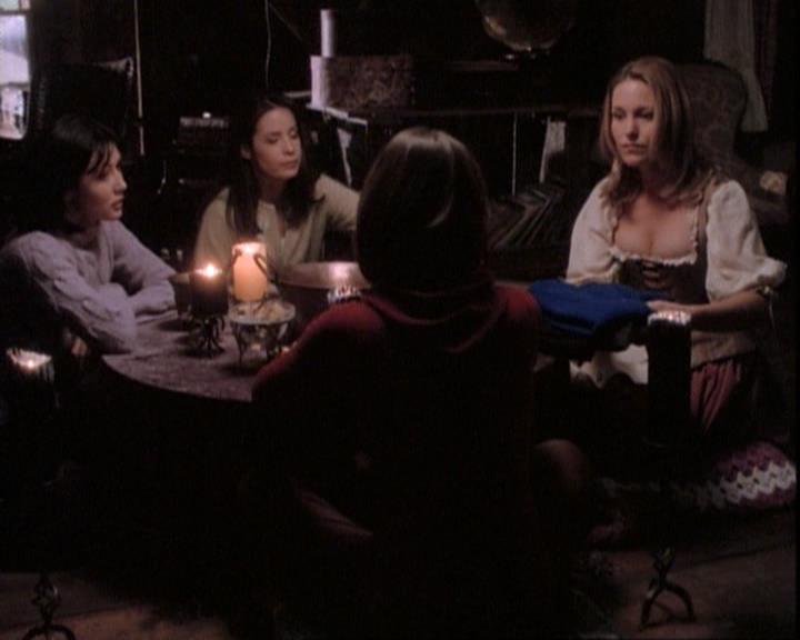 Charmed-Online-dot-net_109TheWitchIsBack2217.jpg