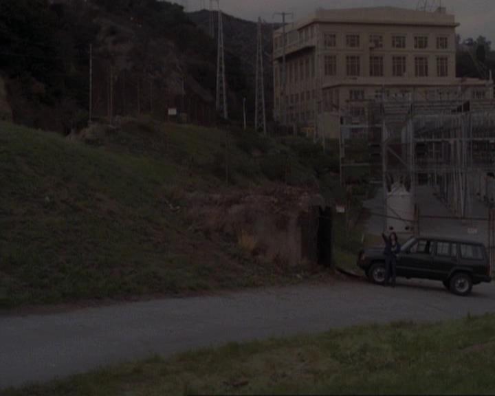 Charmed-Online-dot-net_119OutOfSight1918.jpg Charmed-Online-dot-net_119OutOfSight1918.jpg