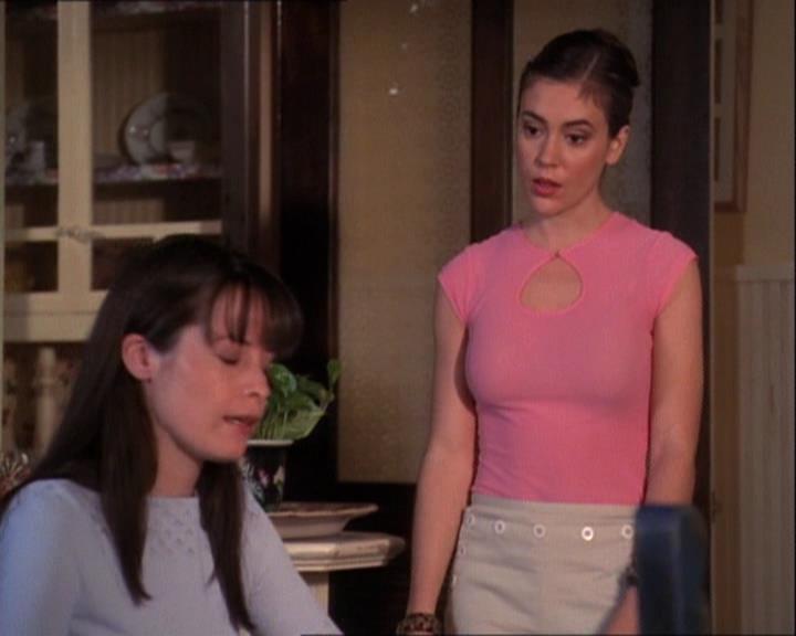 Charmed-Online-dot-net_121LoveHurts0800.jpg