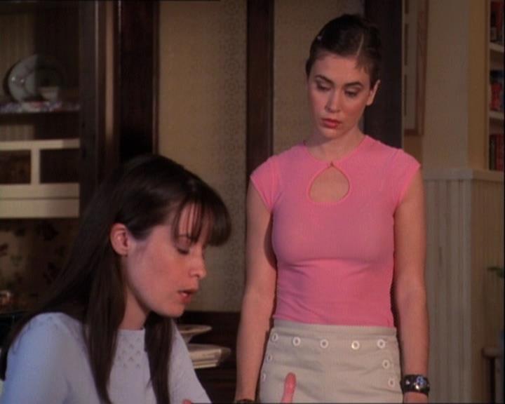 Charmed-Online-dot-net_121LoveHurts0803.jpg