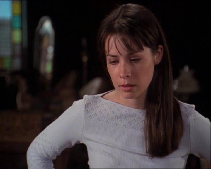 Charmed-Online-dot-net_121LoveHurts1035.jpg