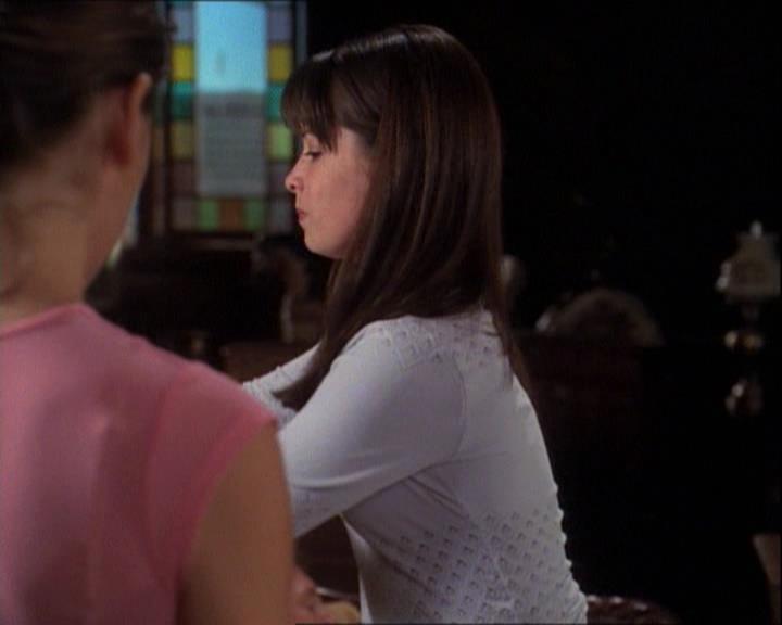 Charmed-Online-dot-net_121LoveHurts1064.jpg