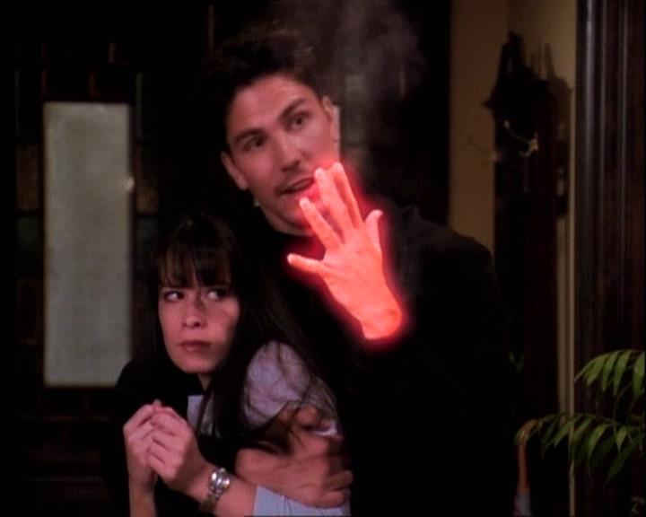 Charmed-Online-dot-net_121LoveHurts1883.jpg Charmed-Online-dot-net_121LoveHurts1883.jpg