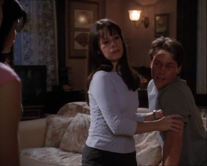 Charmed-Online-dot-net_121LoveHurts1959.jpg Charmed-Online-dot-net_121LoveHurts1959.jpg