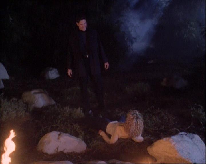 Charmed-Online-dot-net_121LoveHurts1995.jpg Charmed-Online-dot-net_121LoveHurts1995.jpg