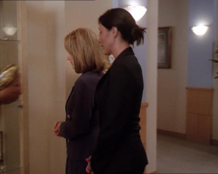 Charmed-Online_dot_net-2x01WitchTrial0621.jpg