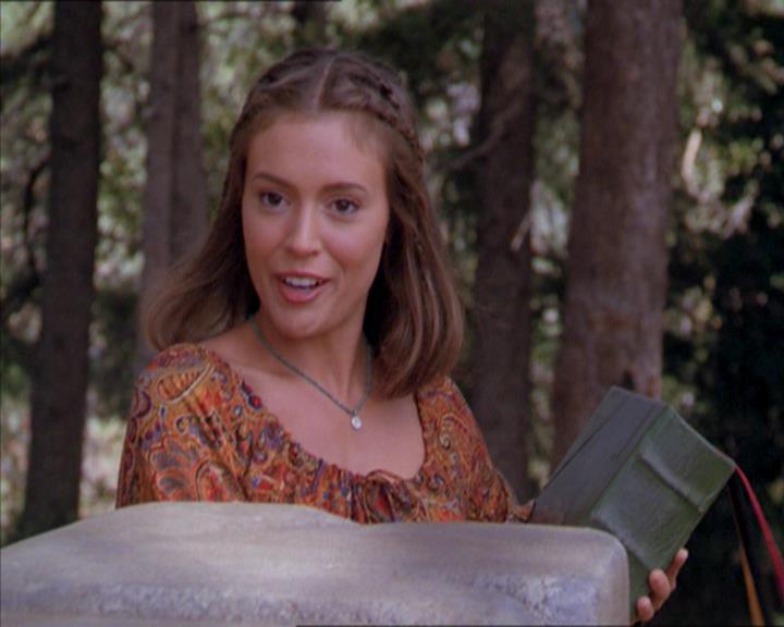Charmed-Online_dot_net-2x01WitchTrial2251.jpg