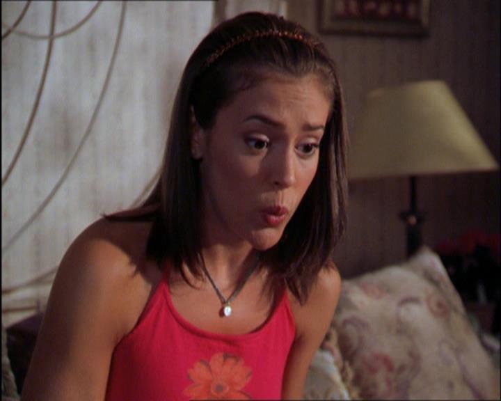 Charmed-Online_dot_net-2x03ThePaintedWorld0707.jpg