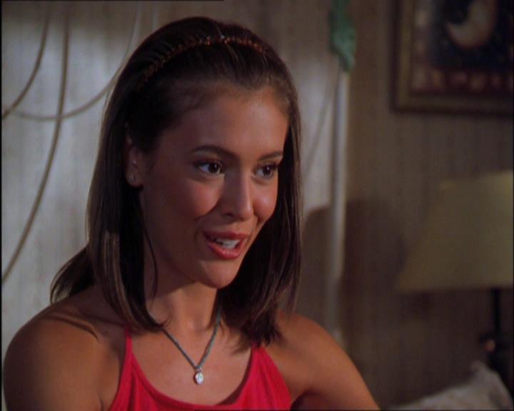 Charmed-Online_dot_net-2x03ThePaintedWorld0810.jpg