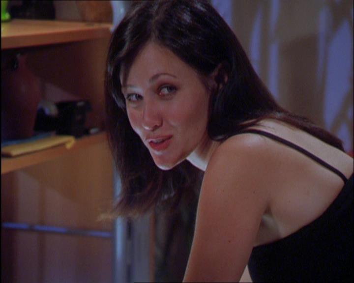 Charmed-Online_dot_net-2x03ThePaintedWorld0847.jpg