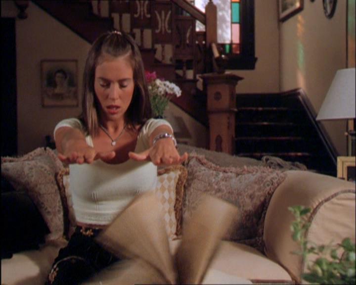 Charmed-Online_dot_net-2x03ThePaintedWorld1750.jpg