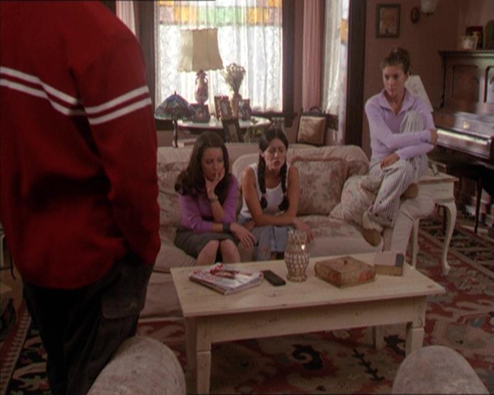 Charmed-Online-dot-210HeartbreakCity0612.jpg