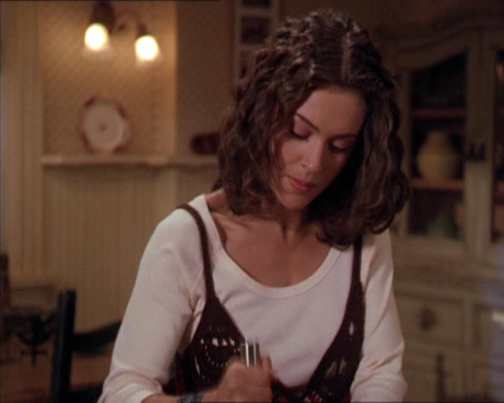 Charmed-Online-dot-210HeartbreakCity1110.jpg Charmed-Online-dot-210HeartbreakCity1110.jpg