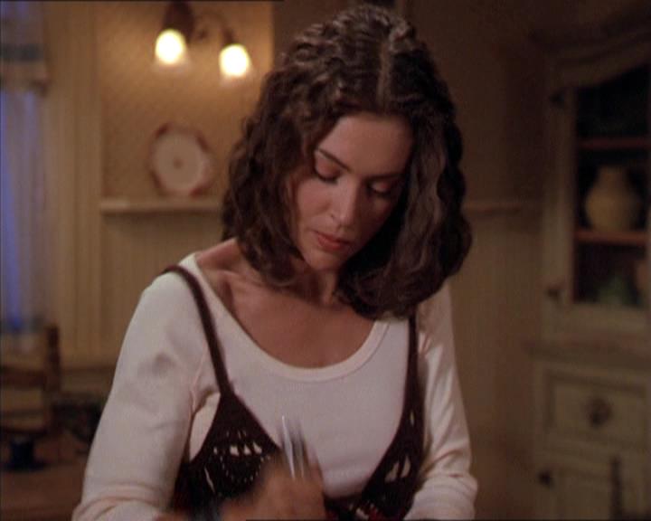 Charmed-Online-dot-210HeartbreakCity1113.jpg Charmed-Online-dot-210HeartbreakCity1113.jpg