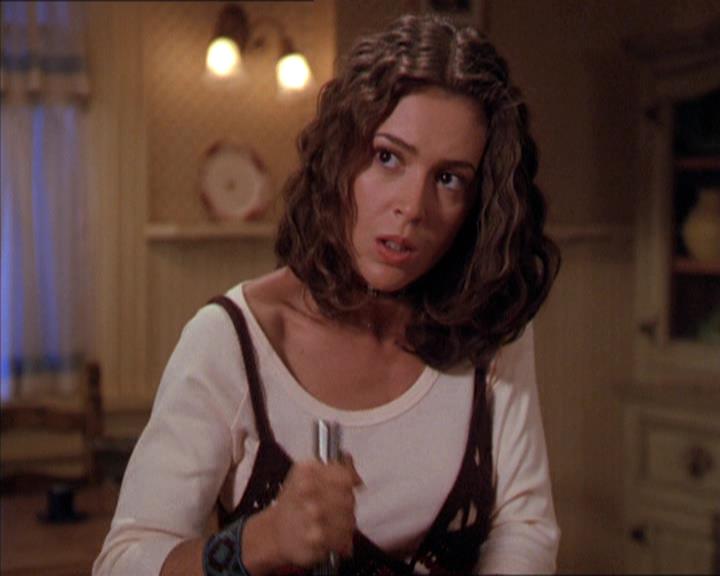 Charmed-Online-dot-210HeartbreakCity1122.jpg Charmed-Online-dot-210HeartbreakCity1122.jpg