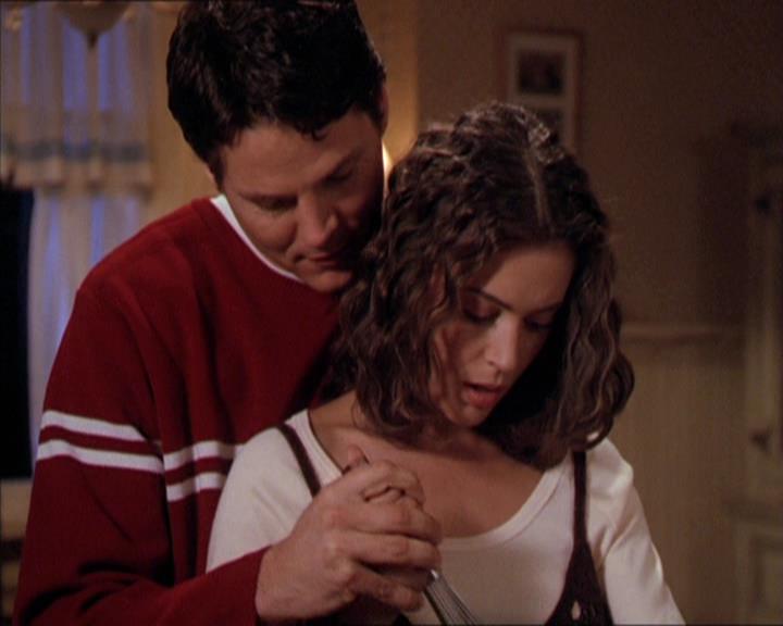 Charmed-Online-dot-210HeartbreakCity1180.jpg Charmed-Online-dot-210HeartbreakCity1180.jpg