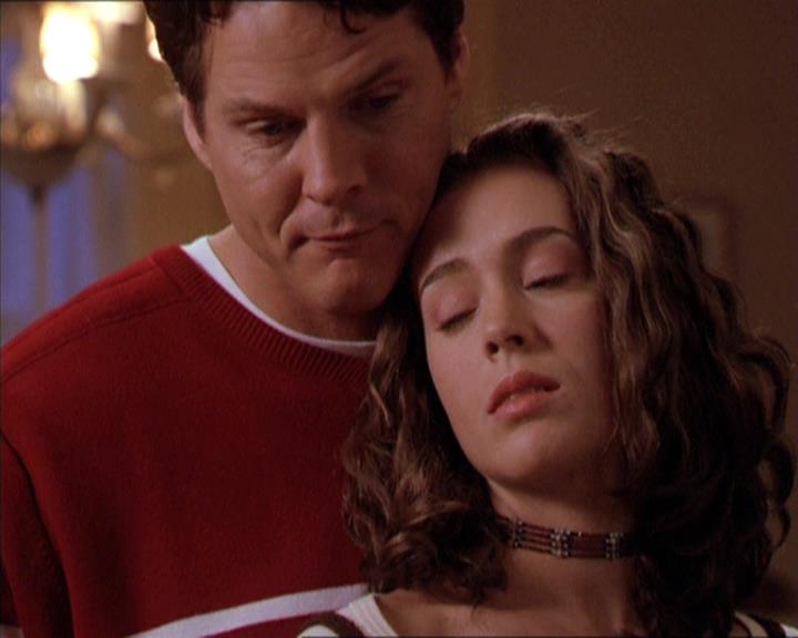 Charmed-Online-dot-210HeartbreakCity1215.jpg Charmed-Online-dot-210HeartbreakCity1215.jpg