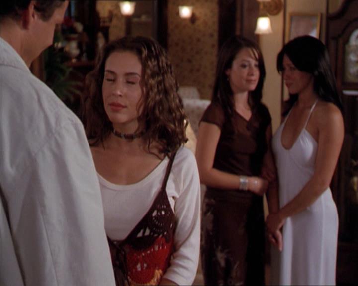 Charmed-Online-dot-210HeartbreakCity2220.jpg Charmed-Online-dot-210HeartbreakCity2220.jpg