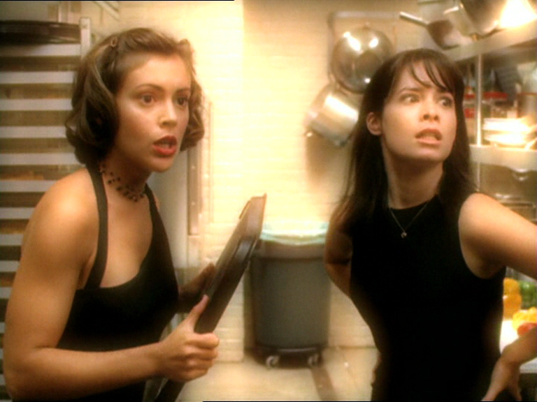 charmed-online_dot_net_OpeningCreditsS2-00027.png