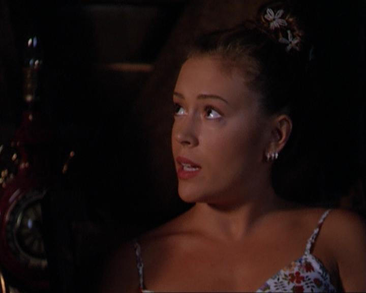 Charmed-Online_dot_net-3x02MagicHour0751.jpg
