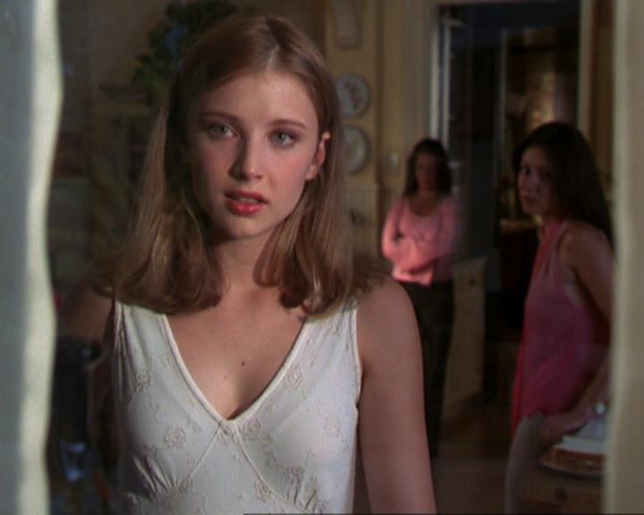 Charmed-Online_dot_net-3x02MagicHour1170.jpg Charmed-Online_dot_net-3x02MagicHour1170.jpg