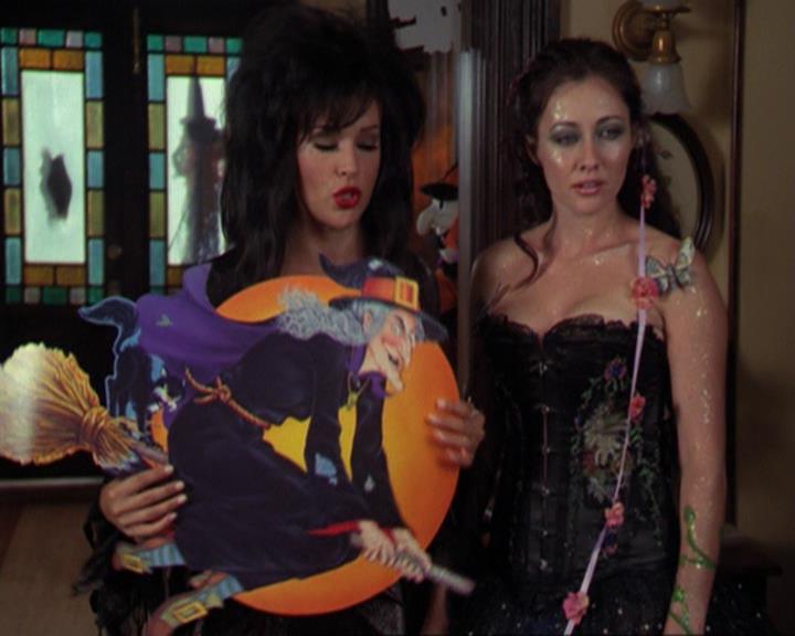 Charmed-Online_dot_net-3x04AllHalliwellsEve0041.jpg