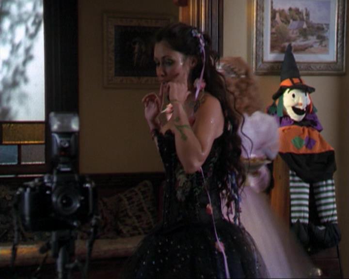 Charmed-Online_dot_net-3x04AllHalliwellsEve0202.jpg Charmed-Online_dot_net-3x04AllHalliwellsEve0202.jpg