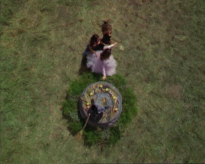 Charmed-Online_dot_net-3x04AllHalliwellsEve0326.jpg