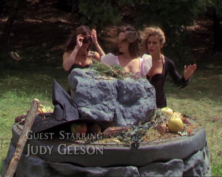 Charmed-Online_dot_net-3x04AllHalliwellsEve0327.jpg Charmed-Online_dot_net-3x04AllHalliwellsEve0327.jpg