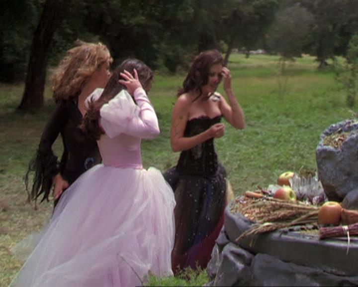 Charmed-Online_dot_net-3x04AllHalliwellsEve0335.jpg Charmed-Online_dot_net-3x04AllHalliwellsEve0335.jpg