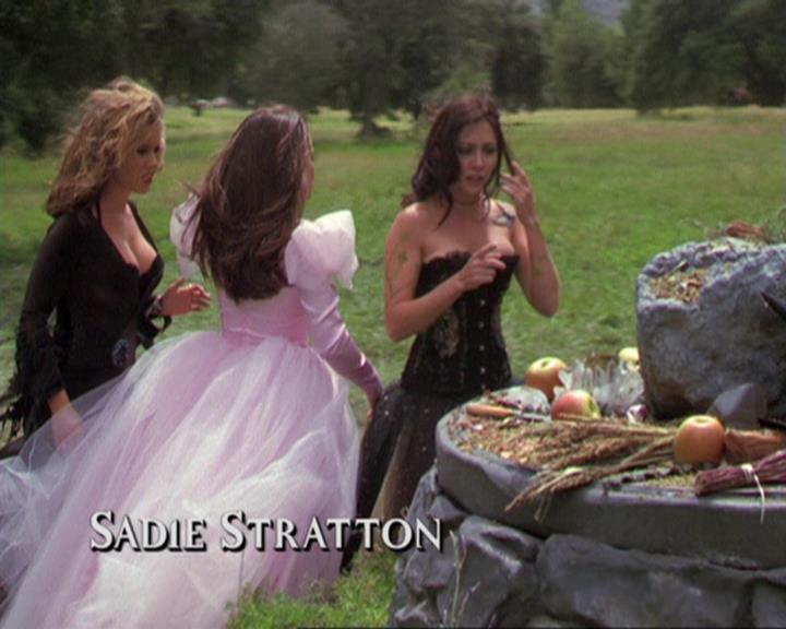 Charmed-Online_dot_net-3x04AllHalliwellsEve0336.jpg Charmed-Online_dot_net-3x04AllHalliwellsEve0336.jpg