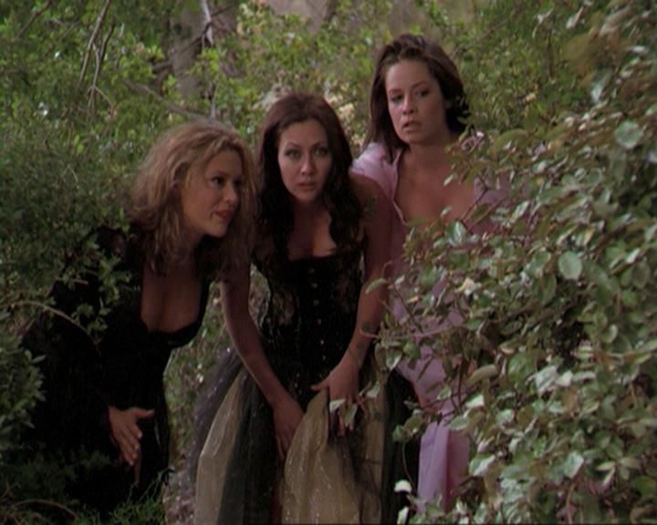 Charmed-Online_dot_net-3x04AllHalliwellsEve0421.jpg