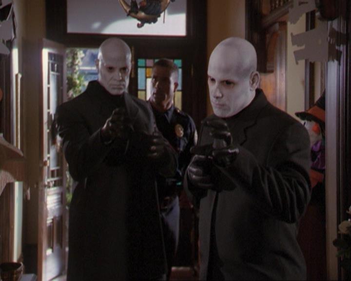 Charmed-Online_dot_net-3x04AllHalliwellsEve0510.jpg