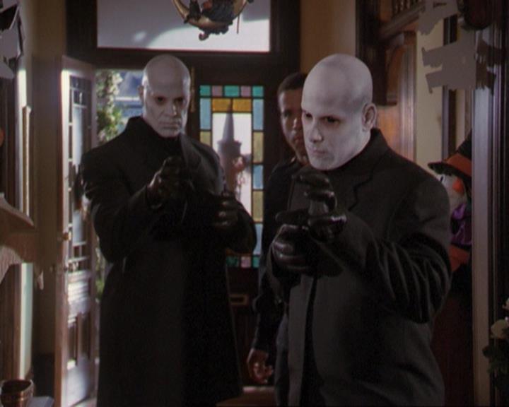 Charmed-Online_dot_net-3x04AllHalliwellsEve0513.jpg