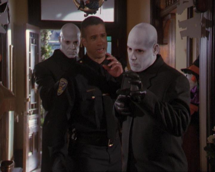 Charmed-Online_dot_net-3x04AllHalliwellsEve0524.jpg
