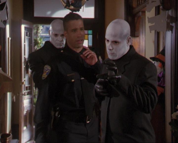 Charmed-Online_dot_net-3x04AllHalliwellsEve0525.jpg