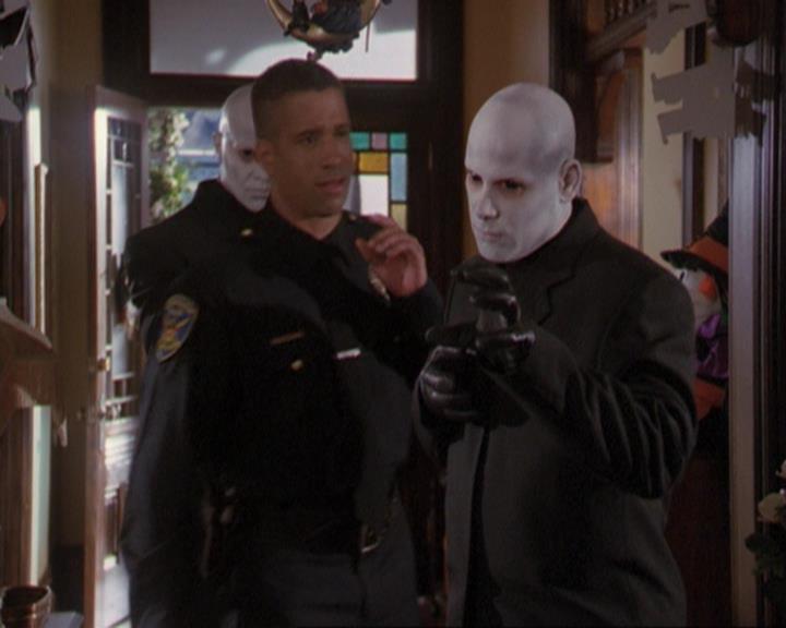 Charmed-Online_dot_net-3x04AllHalliwellsEve0526.jpg