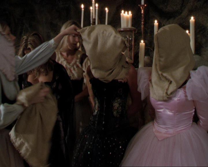 Charmed-Online_dot_net-3x04AllHalliwellsEve0630.jpg Charmed-Online_dot_net-3x04AllHalliwellsEve0630.jpg