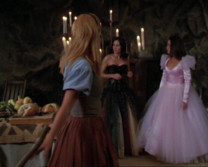 Charmed-Online_dot_net-3x04AllHalliwellsEve0639.jpg Charmed-Online_dot_net-3x04AllHalliwellsEve0639.jpg